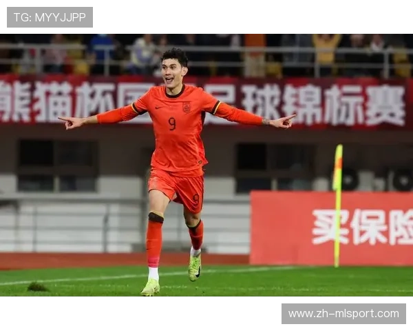 成都蓉城拜合拉木连过两人，禁区外抽射击中横梁